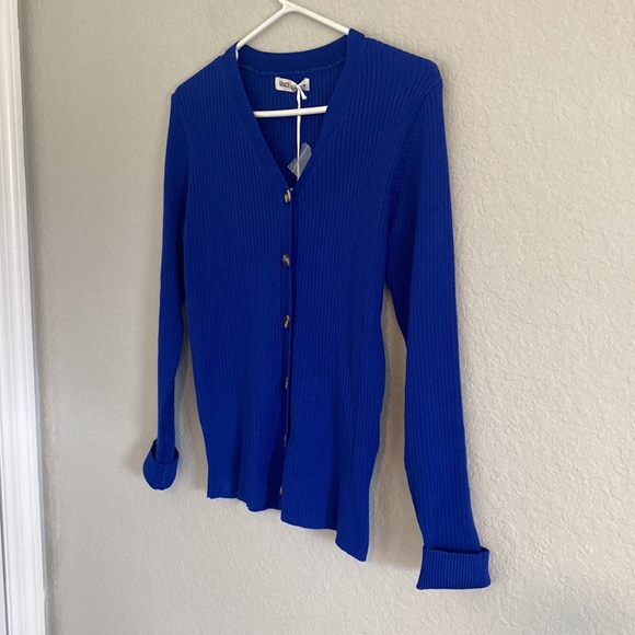 45. Super soft bright blue sweater - Picture 2 of 8